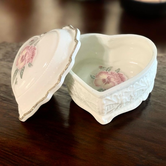 Vintage Signed Porcelain Trinket Music Box Heart Shape Victorian - Picture 1 of 6
